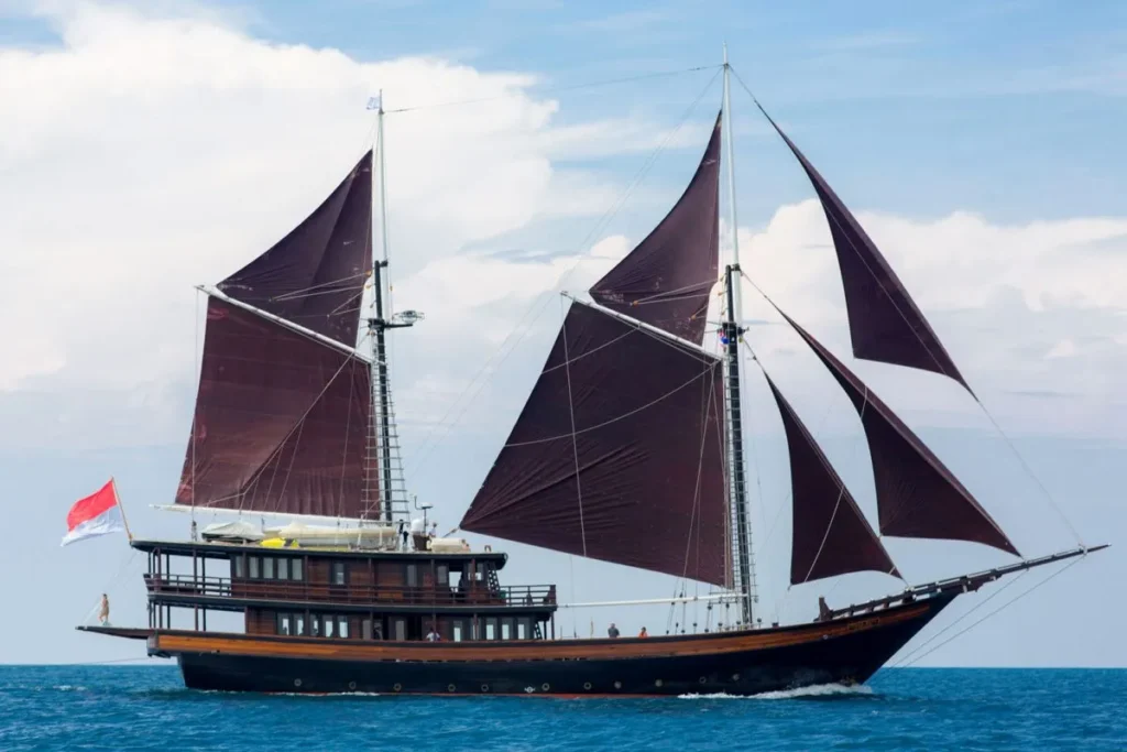 Dunia Baru - Kija Travel - Top 5 Luxury Liveaboards in Indonesia